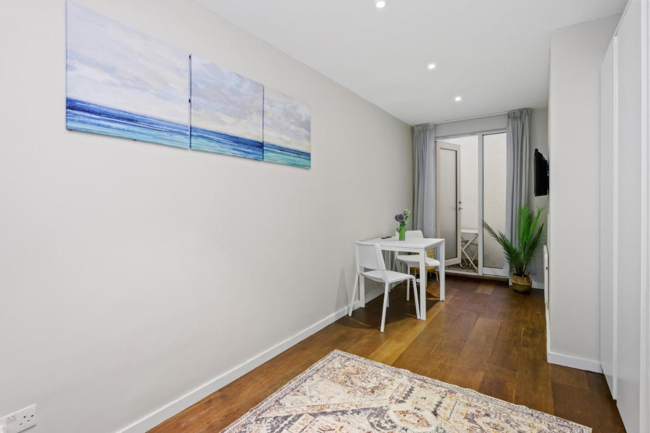 Spacious 1 Bedroom Flat Londra Exterior foto